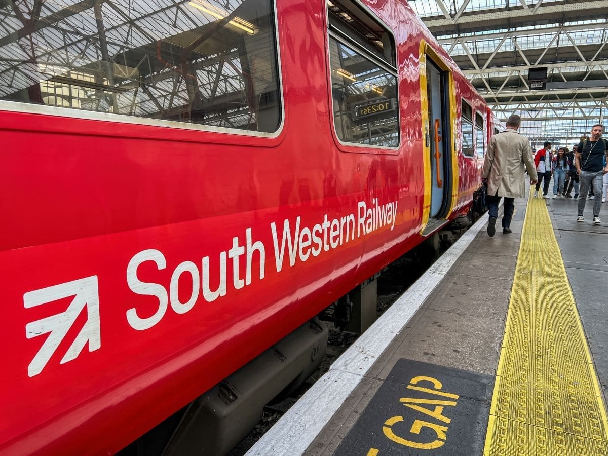Passengers told do not travel after major signalling failure at London Waterloo