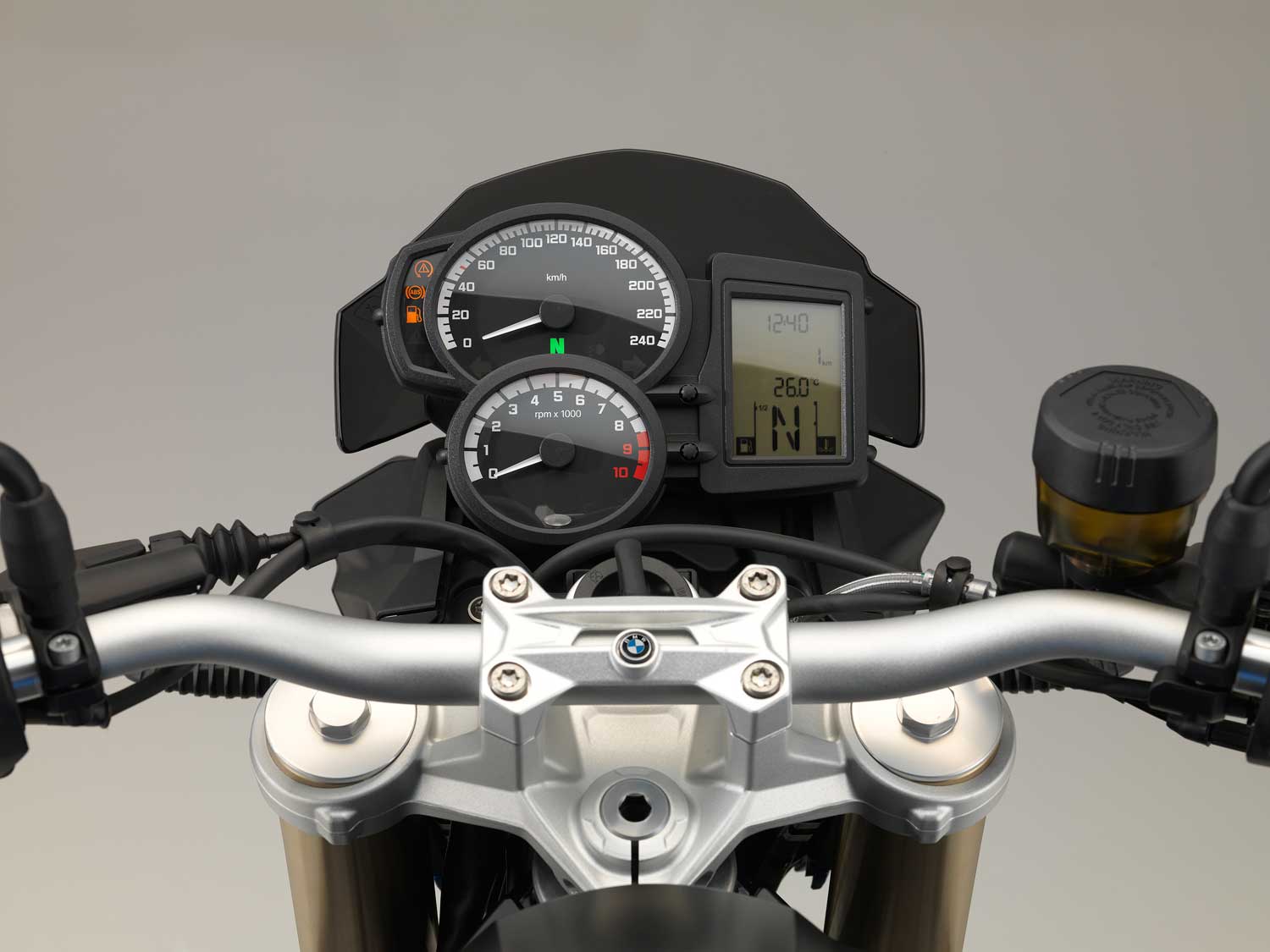 2015-BMW-F800R-094