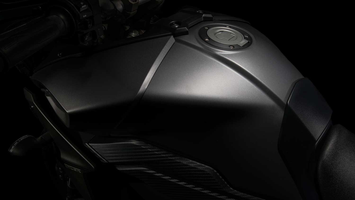 2015-Yamaha-MT-09-Tracer-008