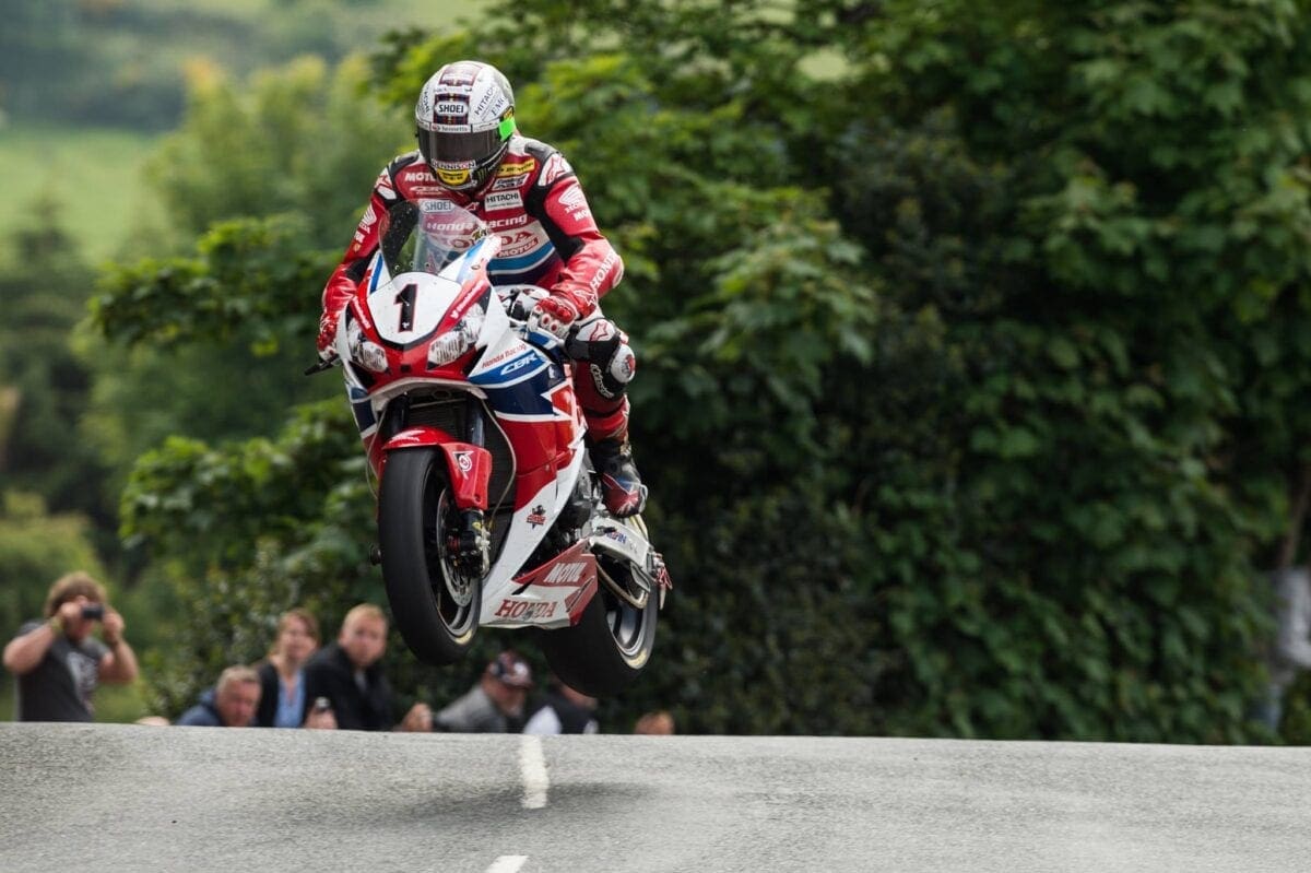 2015-Isle-of-Man-TT-John-McGuinness-wins-with-an-average-speed-of-213-kmph-51