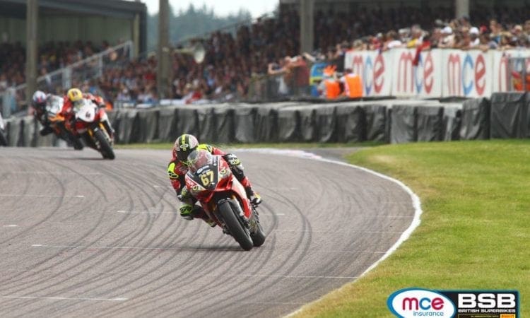 BSB: Shakey shows ’em at Thruxton