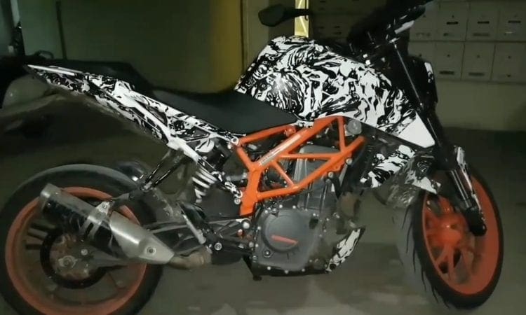 Spy video of the new 2017 KTM 390 Duke – amazing detail!
