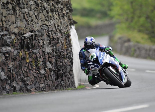 TT 2017: Ian Hutchinson wins Superstock TT