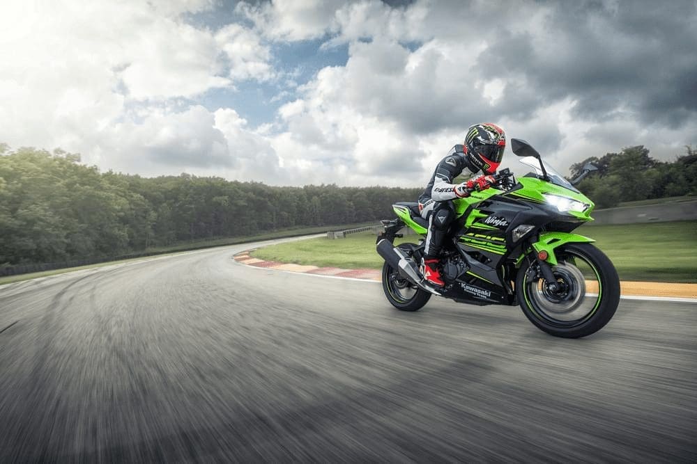 VIDEO: Rea vs Sykes on the new Ninja 400