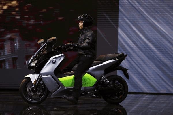 BMW to offer ride-sharing in congested cities