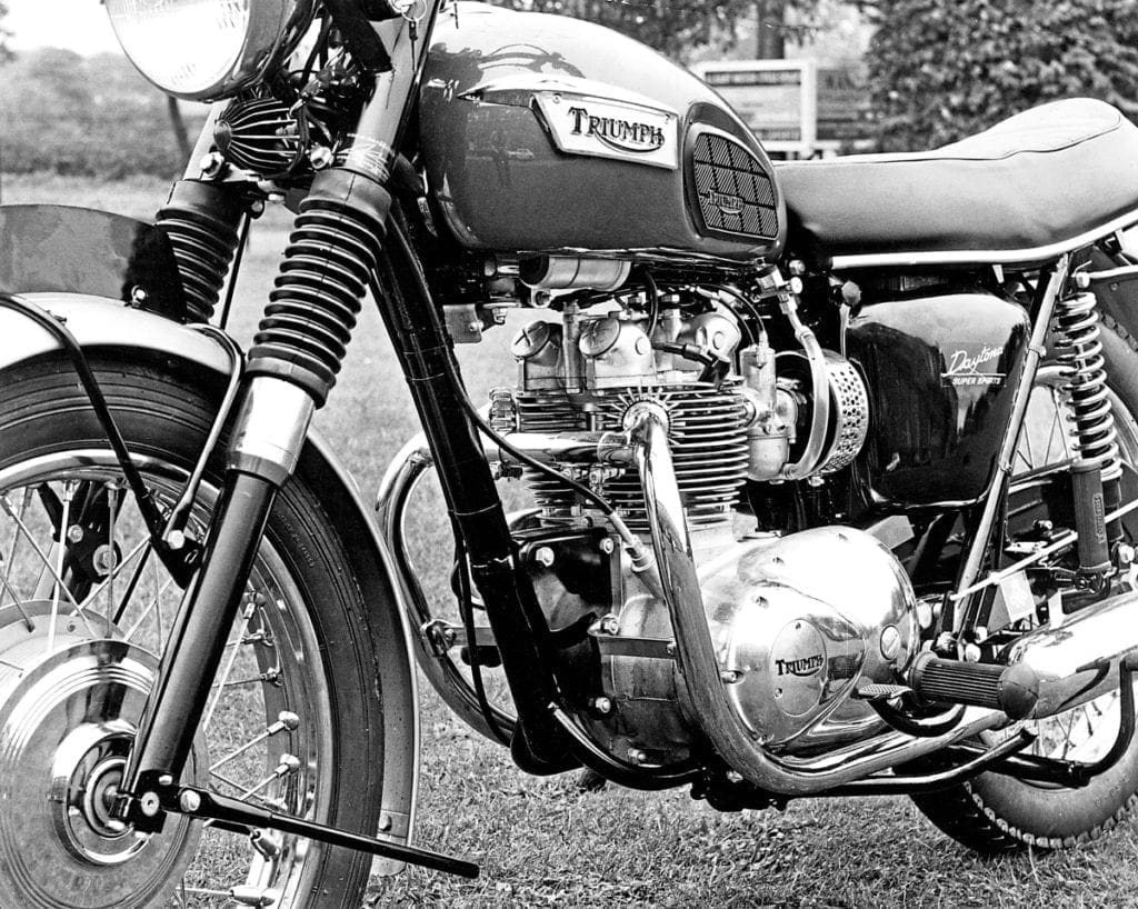 web-026-triumph-daytona-003-1024x818-1